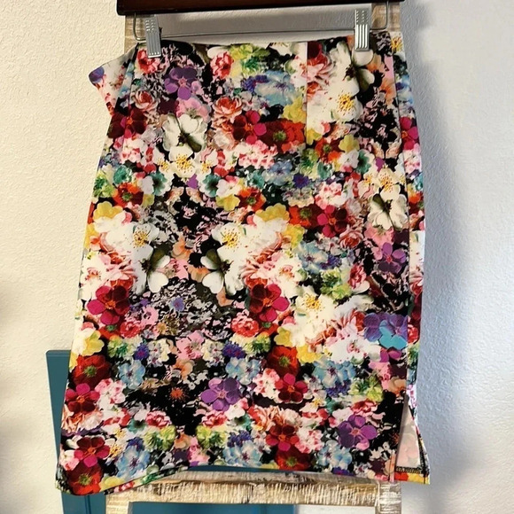 Cupio Bright Floral Pencil Skirt size large with side zipper NWT. - Picture 6 of 9